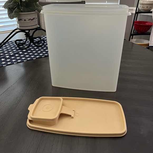 Tupperware large cereal - Picture 2 of 4
